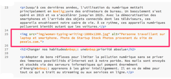 Capture d'écran montrant le code d'intégration d'une image placée dans un dossier nommé "img".