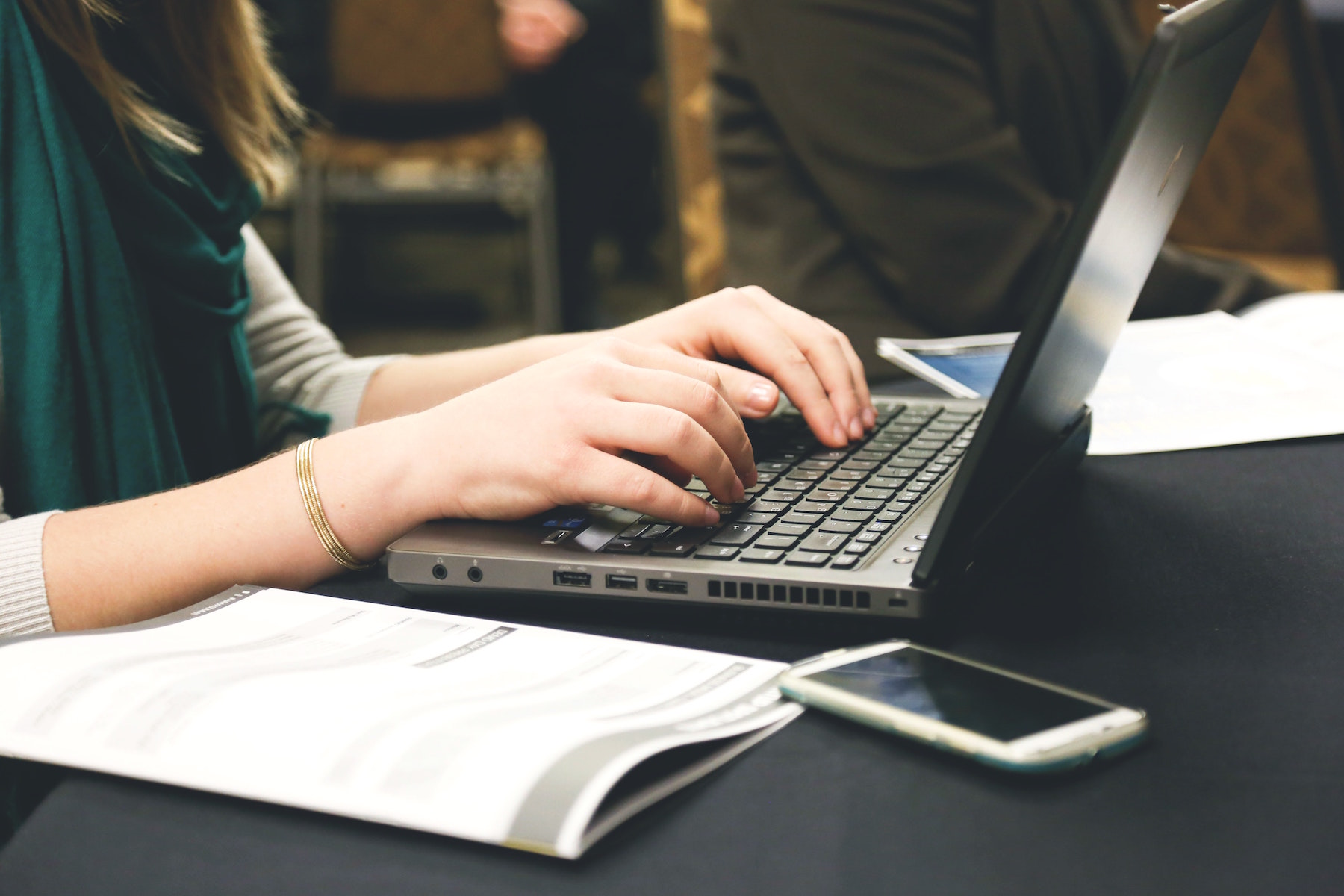 Personne travaillant sur laptop et smartphone. Photo de Startup Stock Photos provenant du site de pexels.com.